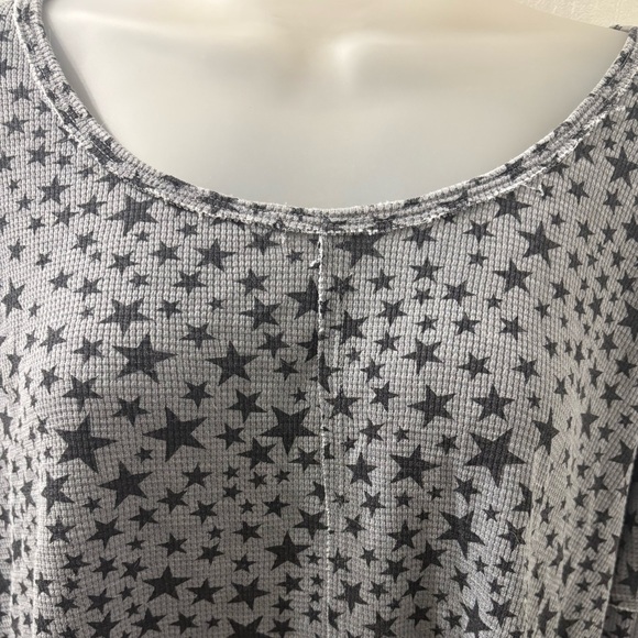 Lucky Brand Gray Star Print Thermal Knit Top Size S - Picture 4 of 8